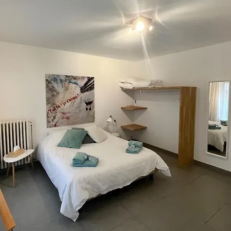 With Free Covered Parking - Center 아파트 *