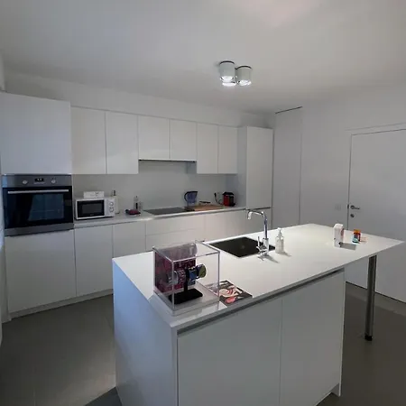 With Free Covered Parking - Center * 헨트